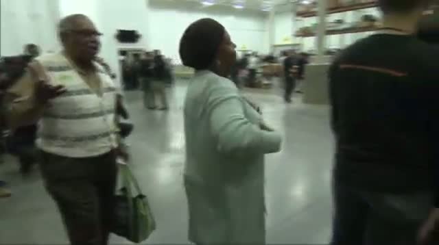 Watch Obamas Visit Food Bank on Thanksgiving Eve Video