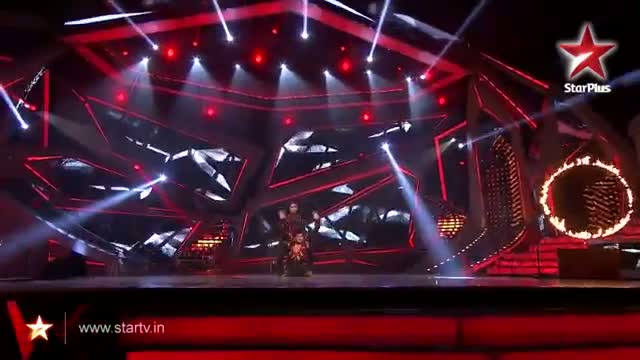 Watch Nach Baliye 6 - Vinod and Raksha's amazing fire stunts - 30 November 2013 Video