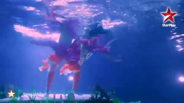 Watch Nach Baliye 6 - Bruna and Omar's wonderful under water dance performance - 30 November 2013 Video