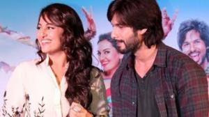 Watch Shahid Kapoor & Sonakshi Sinha promoting 'R...Rajkumar' at a mall in Mumbai Video
