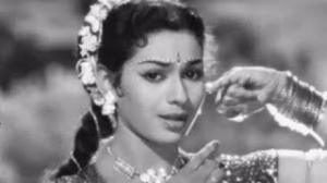 Watch Aaja Chaye Kare Badra - Old Hindi Dance Song - Lajwanti (1958) Video