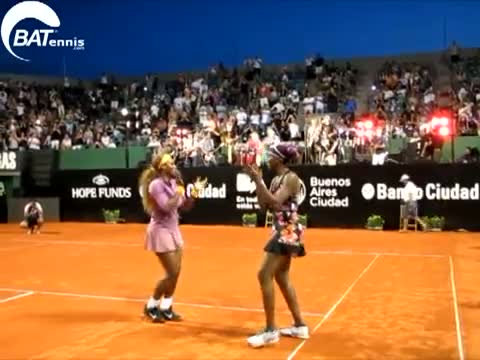 Watch Serena y Venus Williams dancing in Argentina Video