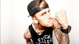 Watch Machine Gun Kelly Headbutts Security During Concert!! Video