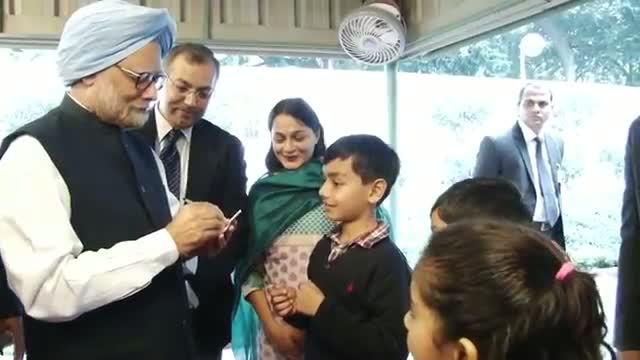 Watch The Prime Minister Dr. Manmohan Singh with visitors at his residence Video