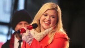 Watch Kelly Clarkson's Funny Family Christmas Card Video