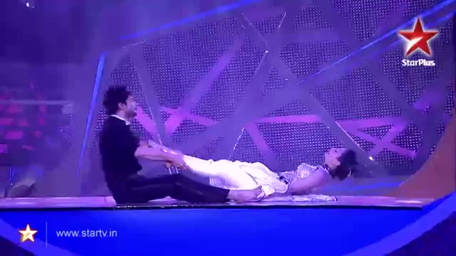 Watch Nach Baliye 6 - Raqesh and Ridhi's Sensuous Performance - 15th December 2013 Video