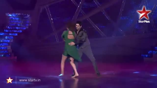 Watch Nach Baliye 6 - Karan and Nisha's Romantic Act - 15th December 2013 Video