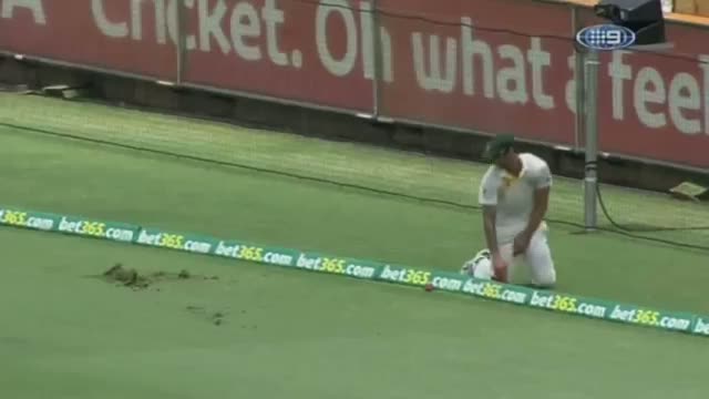 Watch Johnson's awkward slide - Ashes 2013 - 3rd Test Perth Video