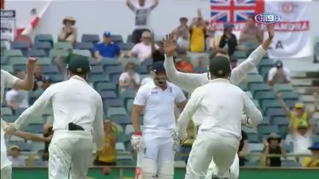 Watch Umpire Billy Bowden Gives Graeme Swann out before Ball is Caught! - Ashes 2013 - 3rd Test Perth 2013 Video