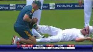 Watch Ankle twist causes Morne Morkel fall atrociously - 1st Test - South Africa vs India 2013 Video
