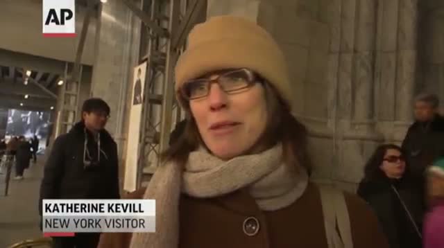 Watch Visitors Enjoy a New York Christmas Video