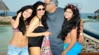 Watch Sridevi & daughter Jhanvi Kapoor CAUGHT on BEACH Video