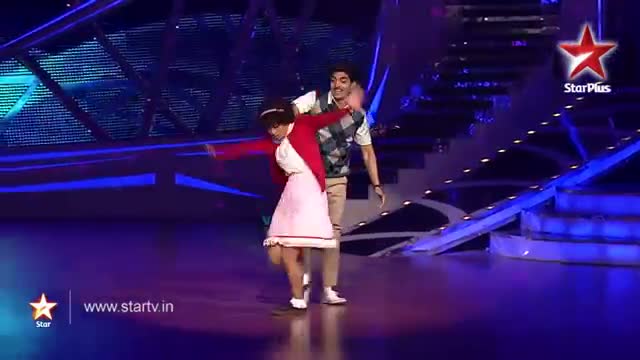Watch Nach Baliye 6 - 12th January 2014 - Gurmeet and Debina give the gist of "Barfi" Video