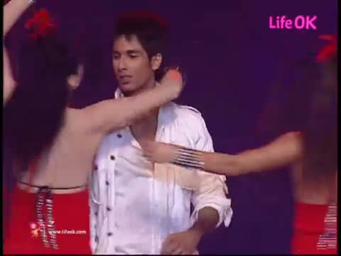 Watch Shahid Kapoor Performances At 20th Annual Life OK Screen Awards Video