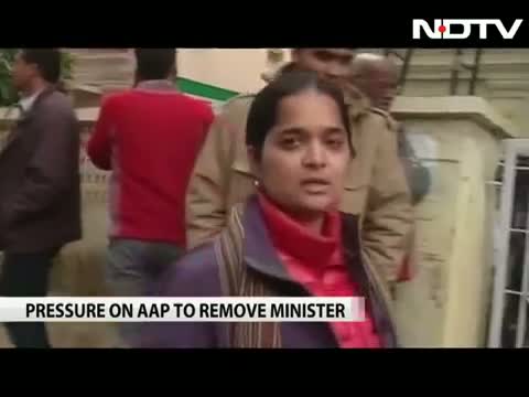 Watch 'Dear Chief Minister, sack Somnath Bharti': Pressure on AAP to act against Law Minister Video