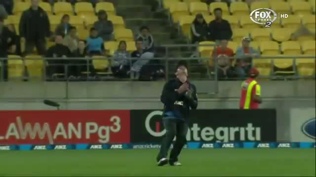Watch Peter Younghusband Drops A Sitter Of A Catch - India vs New Zealand 5th ODI - 31 Jan 2014 Video