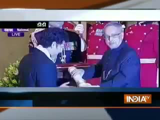 Watch Sachin Tendulkar recieves Bharat Ratna from President Video