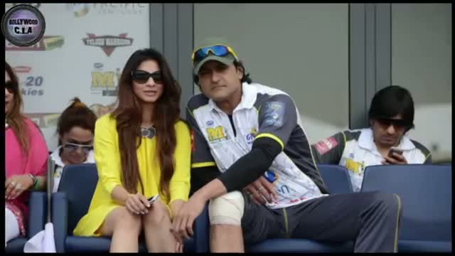 Watch Armaan Kohli & Tanisha get INTIMATE in public video Video