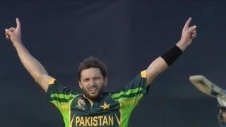 Watch Shahid Afridi gets the price wickets of Jayawardene and Perera (Asia Cup 2014 - 1st ODI, Pak vs SL) Video