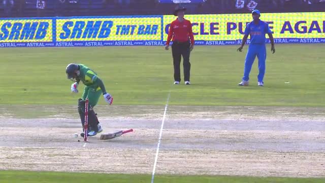 Watch Varun Aaron bowled "LETHAL BEAMER" to Mushfiqur Rahim (Asia Cup 2014 - 2nd ODI, Ban vs Ind) Video