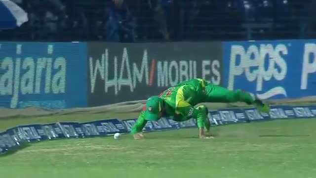 Watch Mushfiqur Rahim falls embarrassingly at boundary line (Asia Cup 2014 - 2nd ODI, Ban vs Ind) Video