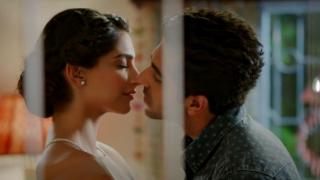 Watch Bewakoofiyaan Title Song - Ayushmann Khurrana & Sonam Kapoor Video