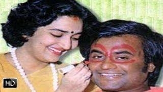 Watch Rajnikant's 33rd Marriage Anniversary Video Video