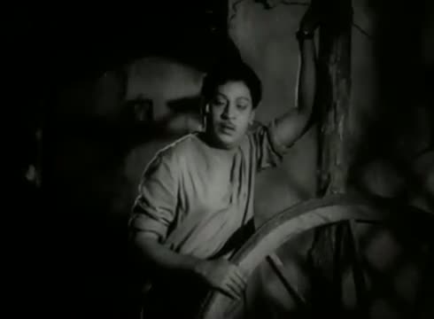 Watch Nil Ange Ennaun Idhayam - S.S Rajendran, Vijayakumari, Sowcar Janaki - Kumudham - Tamil Classic Song Video