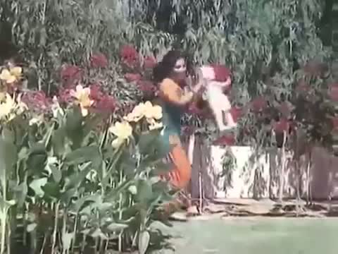 Watch Munne Raja Bade Sayane - Classic Hindi Children Song - Sharmila Tagore, Rajesh Khanna - Chhoti Bahu (1971) Video