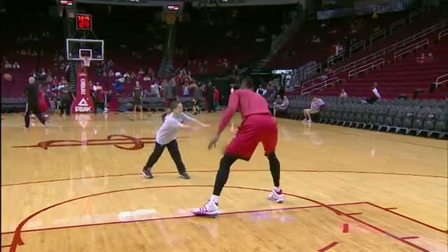 Watch NBA: Dwight Howard Plays 2-On-1 with Some Young Fans Video