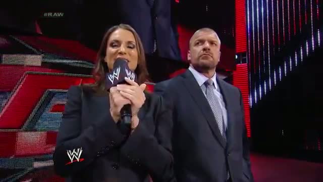Watch Stephanie McMahon asks Daniel Bryan to apologize: WWE Raw, March 10, 2014 Video