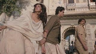 Watch Will Ranveer save Deepika, or will they get separated? - Goliyon Ki Rasleela Ram-leela (Bollywood Movie) Video