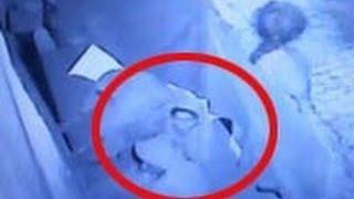 Watch Caught on CCTV: Gang of Six women looting Mumbai shop Video