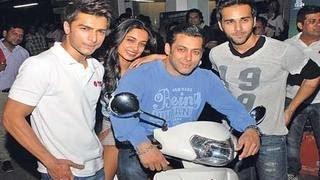 Watch Salman Khan's SCOOTER RIDE at O Teri Special Screening Video