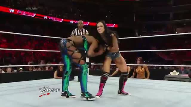 Watch Naomi vs. AJ Lee - Lumber Jill Match: WWE Raw, March 31, 2014 Video