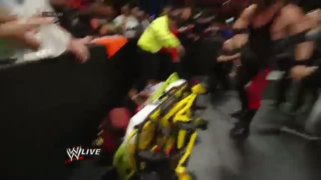 Watch Kane attacks Daniel Bryan: WWE Raw, April 21, 2014 Video