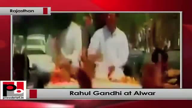 Watch Rahul Gandhi's road show at Alwar, (Rajasthan) Video