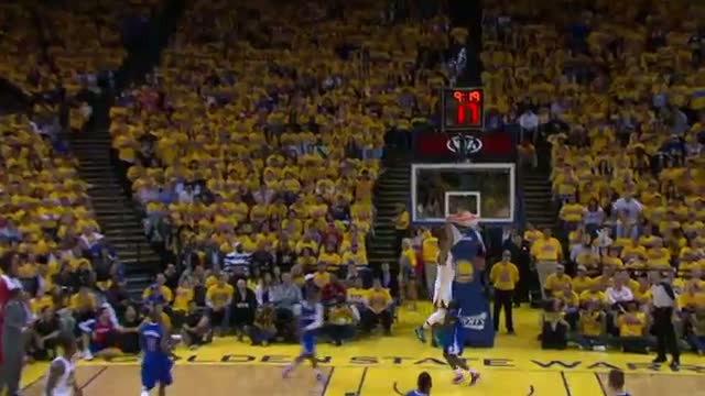 Watch NBA: Stephen Curry Throws from Halfcourt for the Iguodala Oop (Basketbaal Video) Video