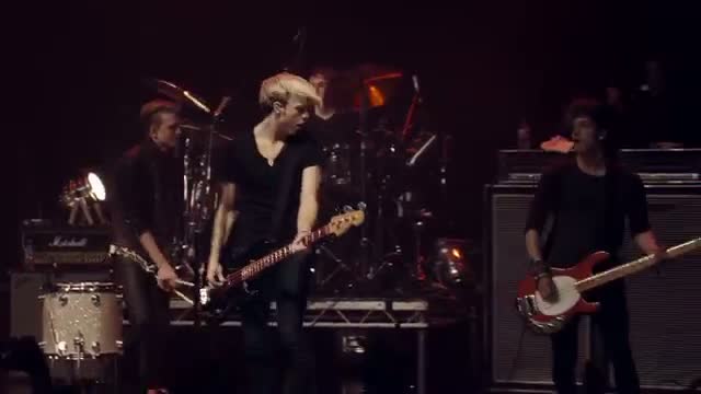 Watch R5 - Counting Stars (Live In London) ft. The Vamps (Official) Video