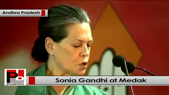 Watch Sonia Gandhi visits Medak, Andhra Pradesh lashes out at TRS Video