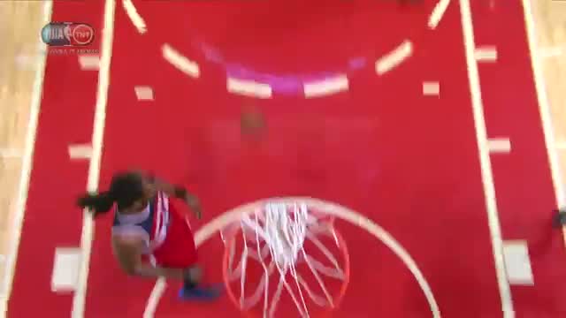 Watch NBA: Taj Gibson Glides Through the Air for the One-Handed Throwdown! (Basketballl Video) Video