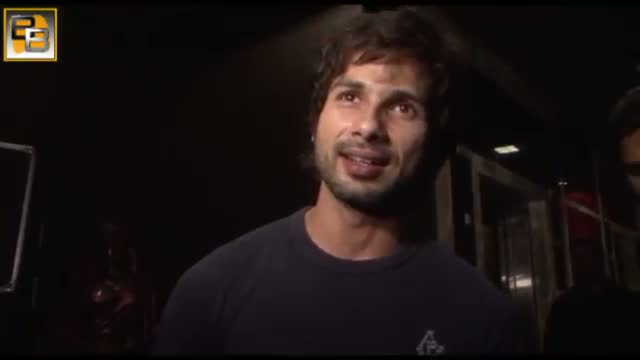 Watch Kareena Kapoor SHOCKS Shahid Kapur at IIFA Awards 2014 Video