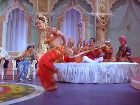 Watch Rajnikanth & Ambika in Sri Raghavendra - Aadal Kalaiyae Devan Tandadu Video