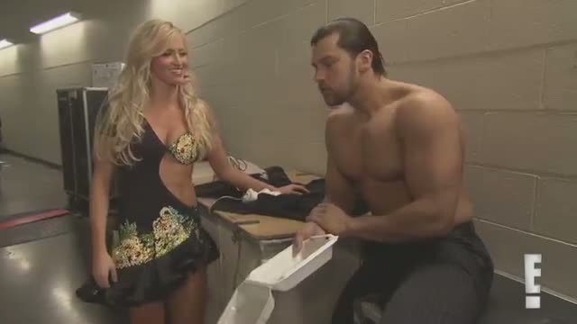 Watch Summer Rae asks out Fandango: WWE Total Divas Preview, May 4, 2014 Video