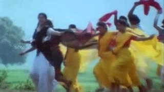 Watch Oorae Mathichi Nikkum - Raj Kiran, Khushboo - Ponnu Velaiyira Bhoomi - Tamil Classic Song Video