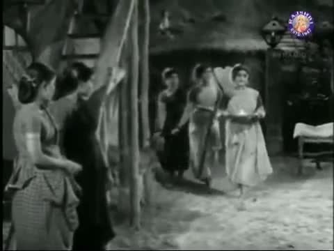 Watch M.G. Ramachandran in Naan Ungal Veettu Pillai - Pudhiya Bhoomi Video