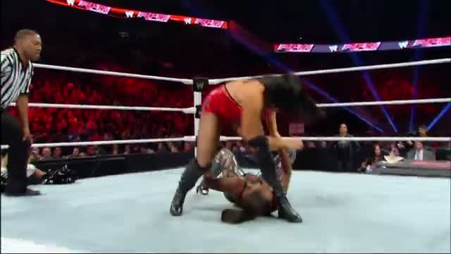 Watch Naomi suffers an injury: WWE Total Divas, May 11, 2014 Video