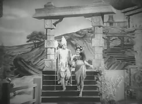 Watch Ethirparamal Nadanthathadi - MGR, Jayalalitha - Thani Piravi - Tamil Classic Song Video