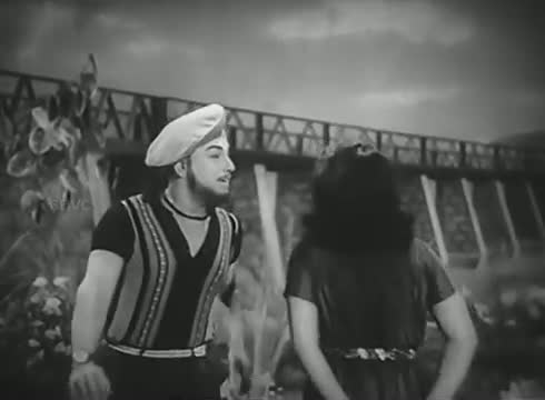 Watch Oremurai Thaan Unnodu - MGR, Jayalalitha - Thani Piravi - Tamil Romantic Song Video