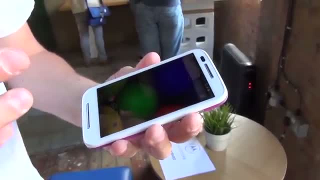 Watch Motorola Moto E hands-on  Video